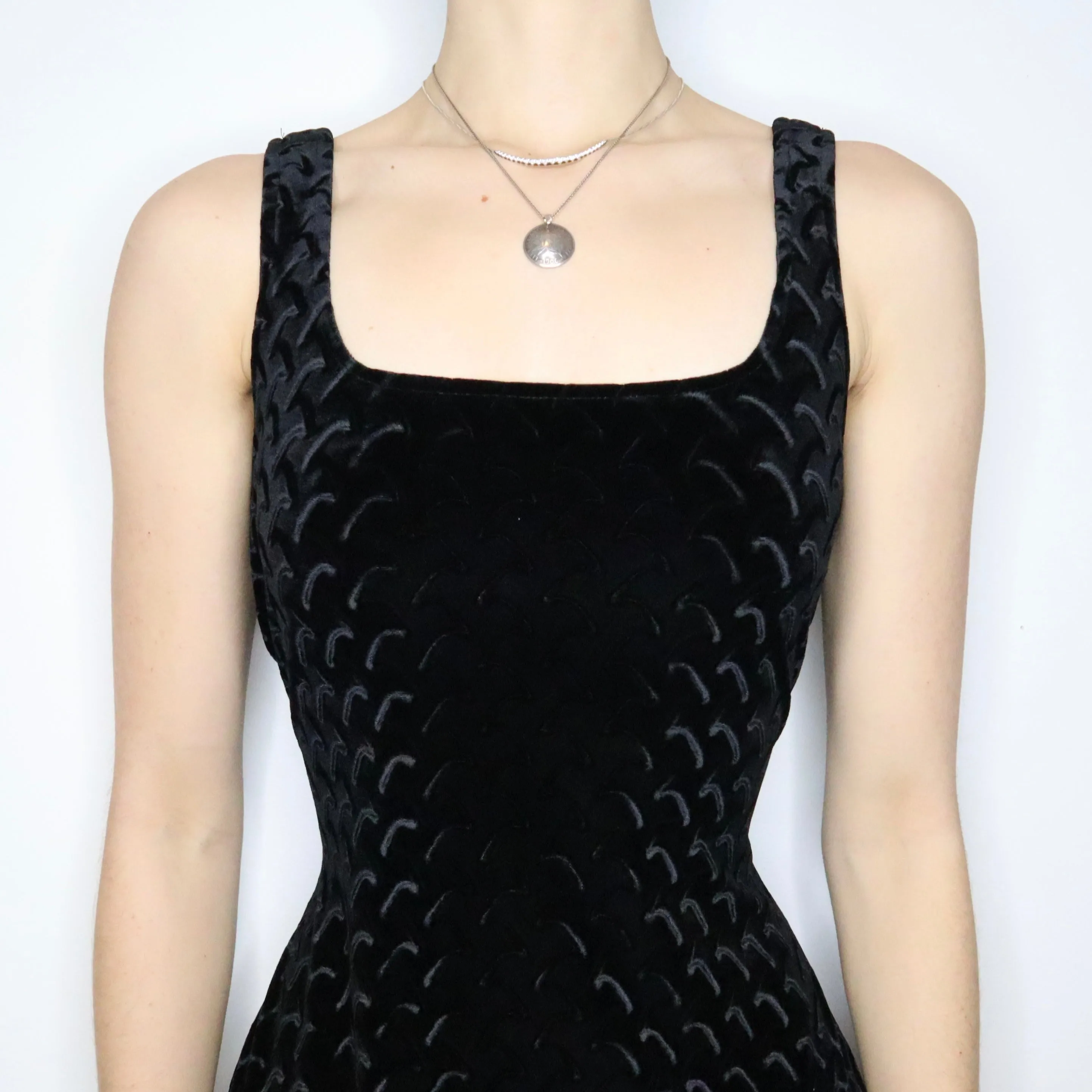 90s Elegant Black Velvet Printed Gown (M)