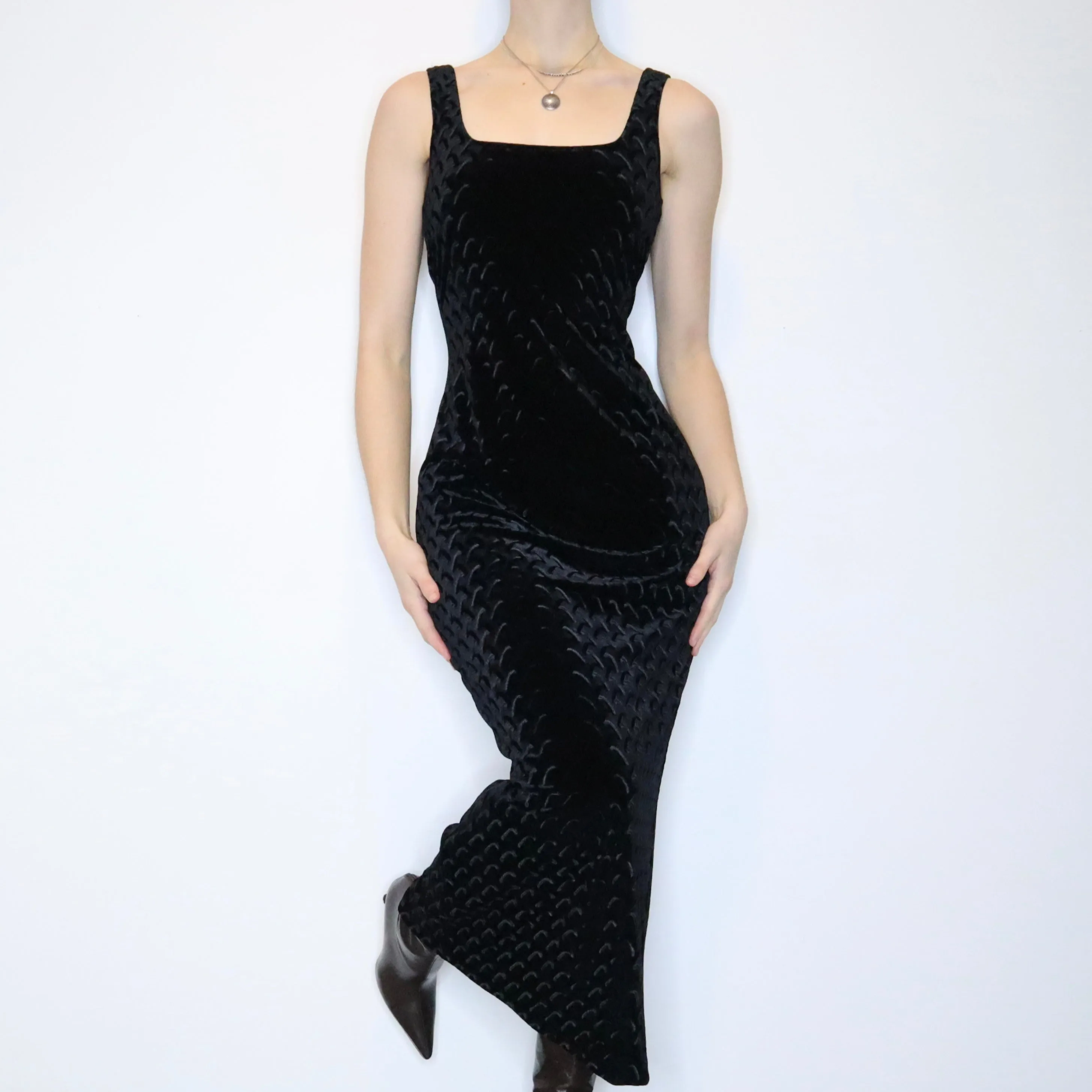 90s Elegant Black Velvet Printed Gown (M)
