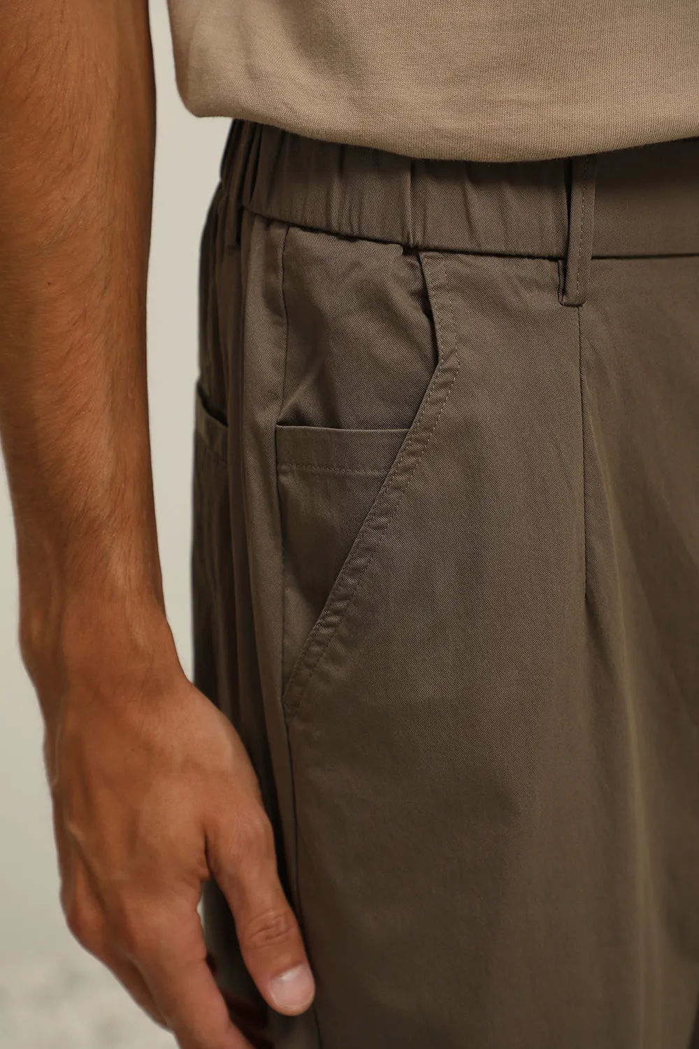 (IP22BN) Lightweight Slim-Fit Trousers